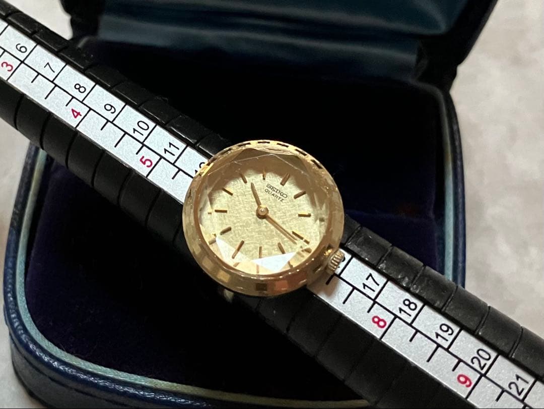 綺麗な稼働品❗️SEIKO QUARTZ/セイコーカットガラスリングウォッチ