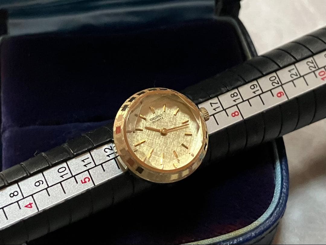 綺麗な稼働品❗️SEIKO QUARTZ/セイコーカットガラスリングウォッチ