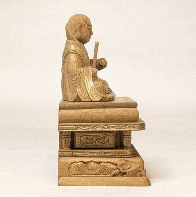 【さらに値下げ・新品】 日蓮聖人　金泥　上彫　総高さ約23.5㎝　楠　日蓮宗