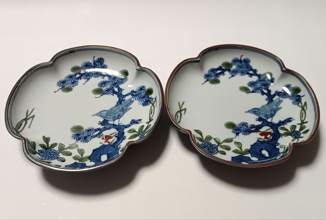 ②源右衛門窯 染錦 古伊万里風松絵 皿 2枚組