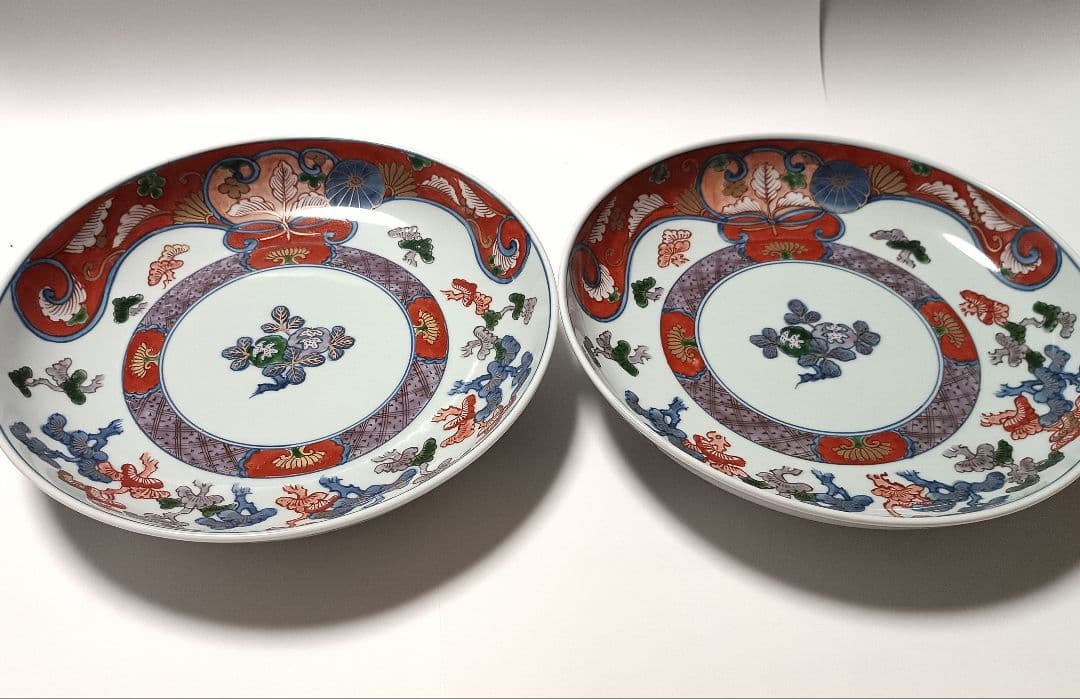 ②源右衛門窯 染錦 古伊万里風松絵 皿 2枚組