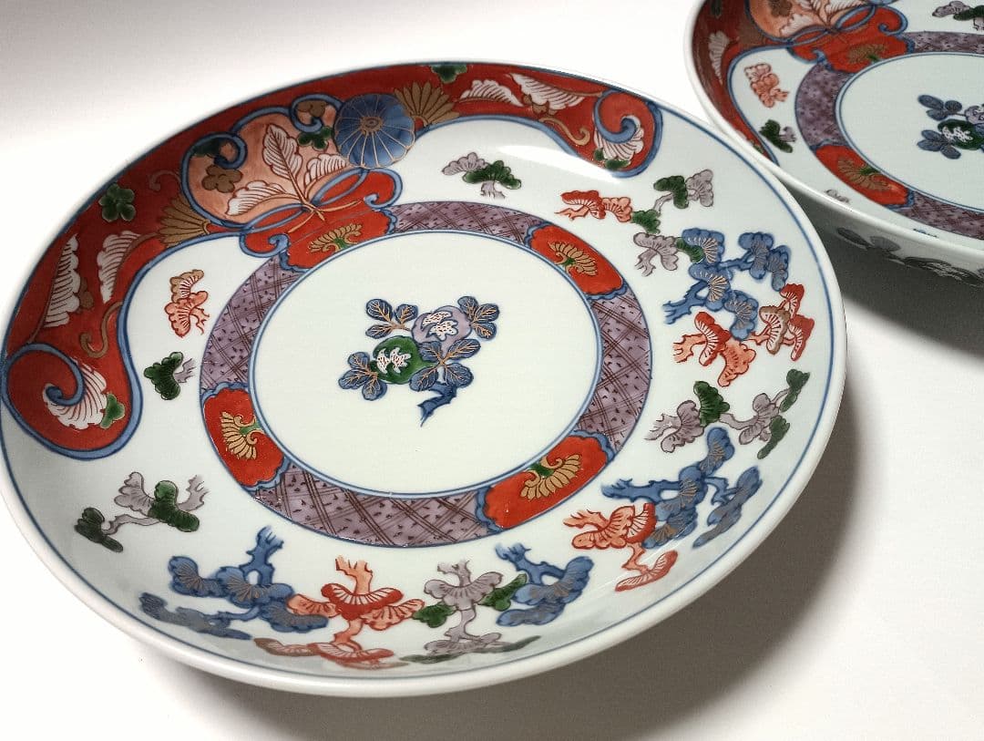 ②源右衛門窯 染錦 古伊万里風松絵 皿 2枚組