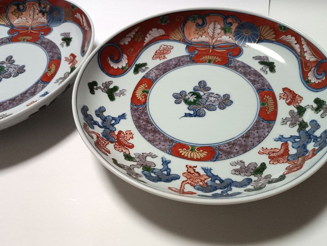 ②源右衛門窯 染錦 古伊万里風松絵 皿 2枚組