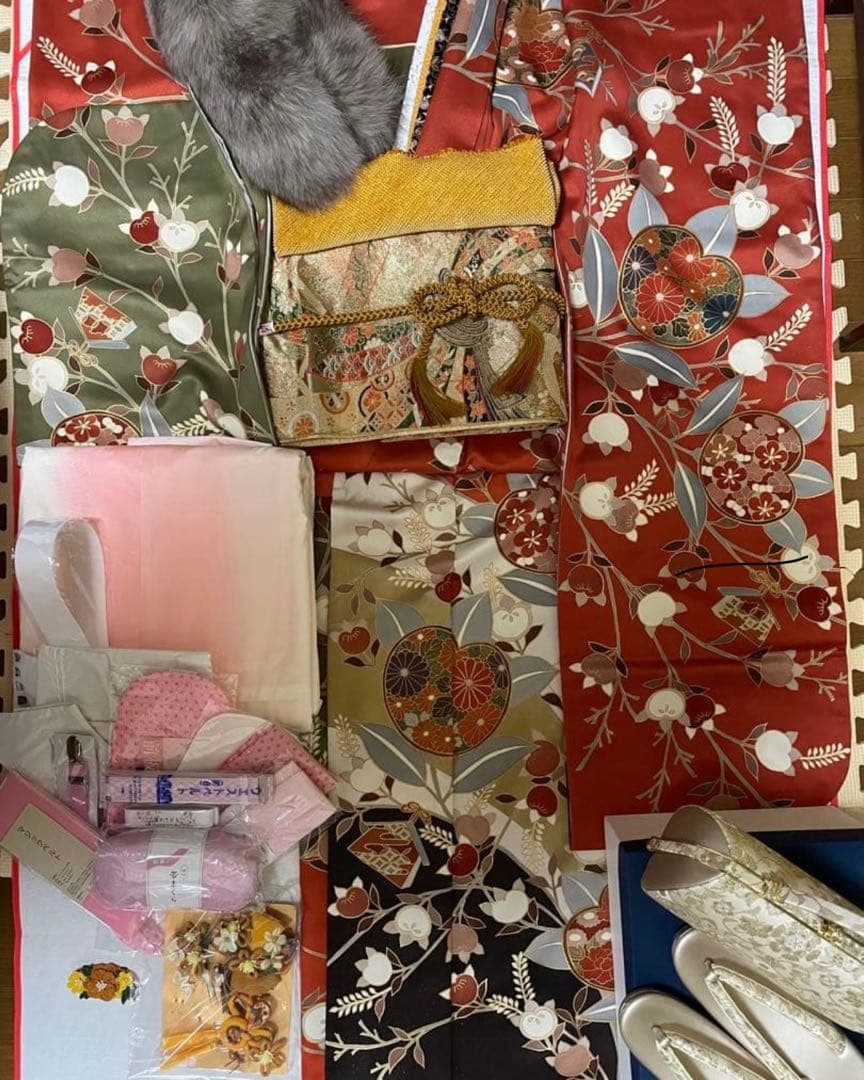 花柄振袖 赤・緑・黒 付属品付き