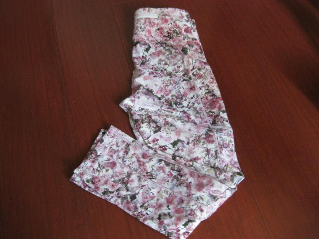 専用【レア】新品　ルルレモン　crop　サイズ２ 桜　サクラ　レギンス