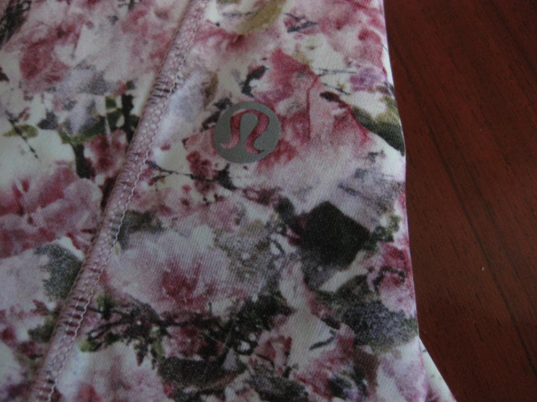 専用【レア】新品　ルルレモン　crop　サイズ２ 桜　サクラ　レギンス
