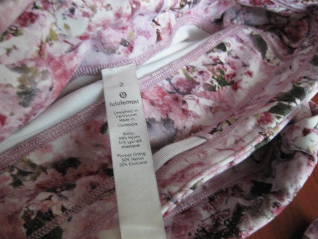 専用【レア】新品　ルルレモン　crop　サイズ２ 桜　サクラ　レギンス