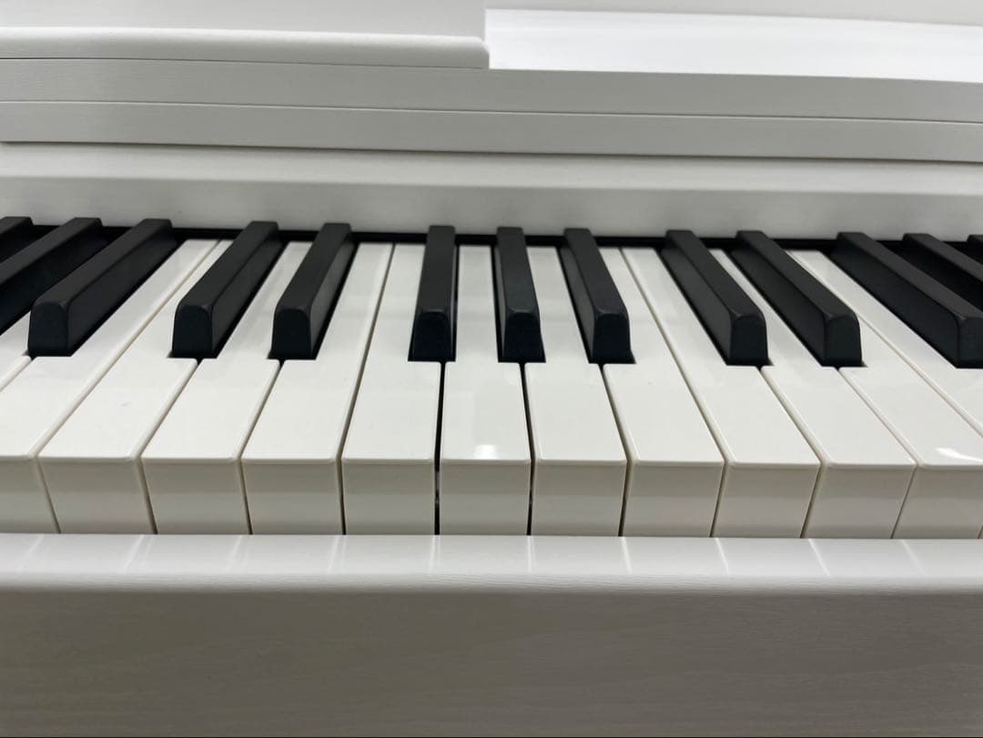 電子ピアノ88鍵盤　ハンマーアクション鍵盤　３本ペダル　ホワイト