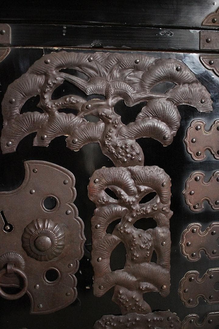 がんちゃん綺麗な打ち出し金具時代庄内箪笥　扉付き　時代箪笥　時代家具