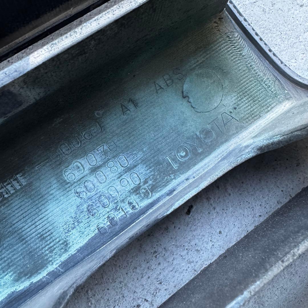 80系 ランドクルーザー 純正フロントグリル