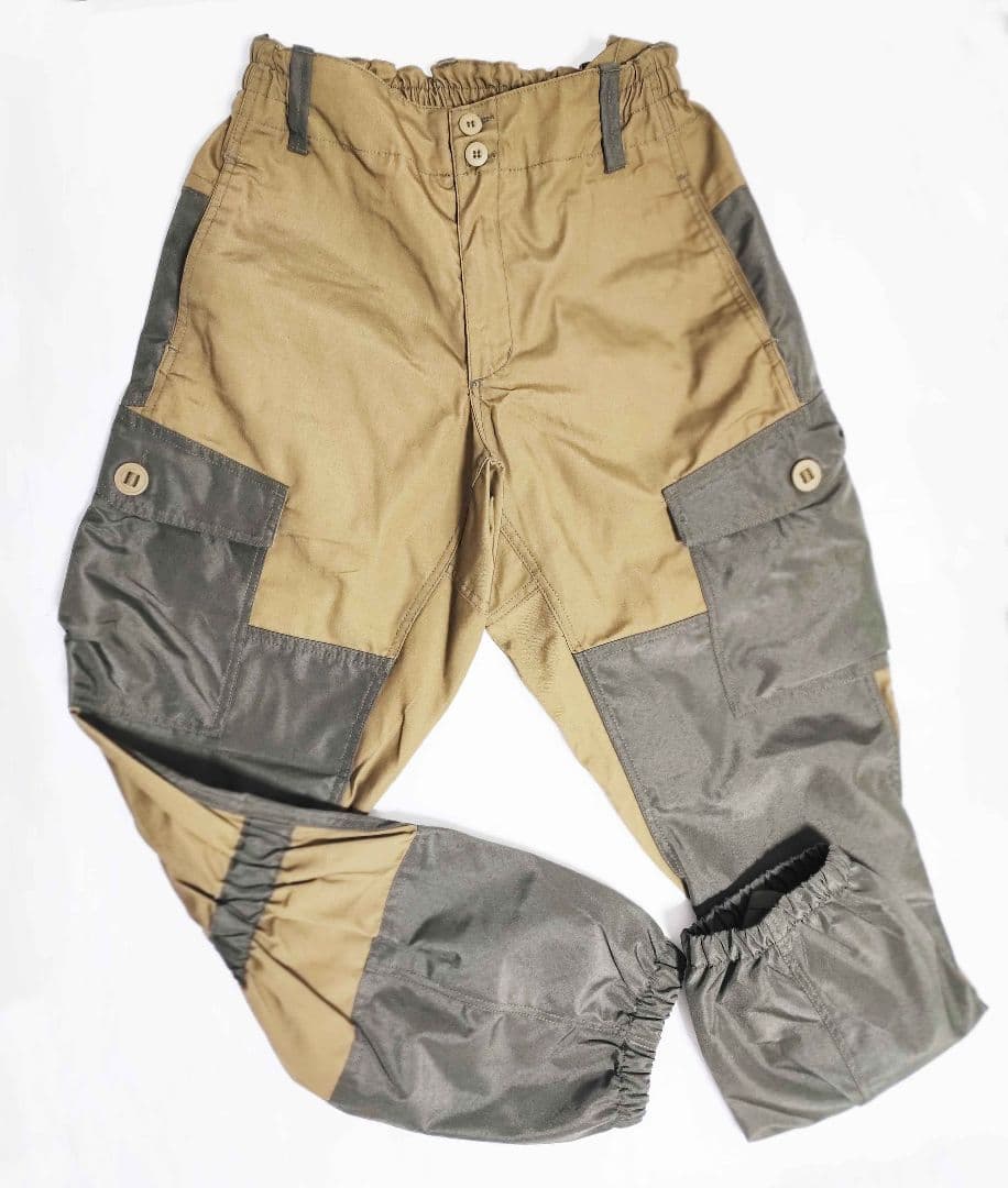 ザリガメ　カーキ色の上下セット、サイズ52-54（3-4）