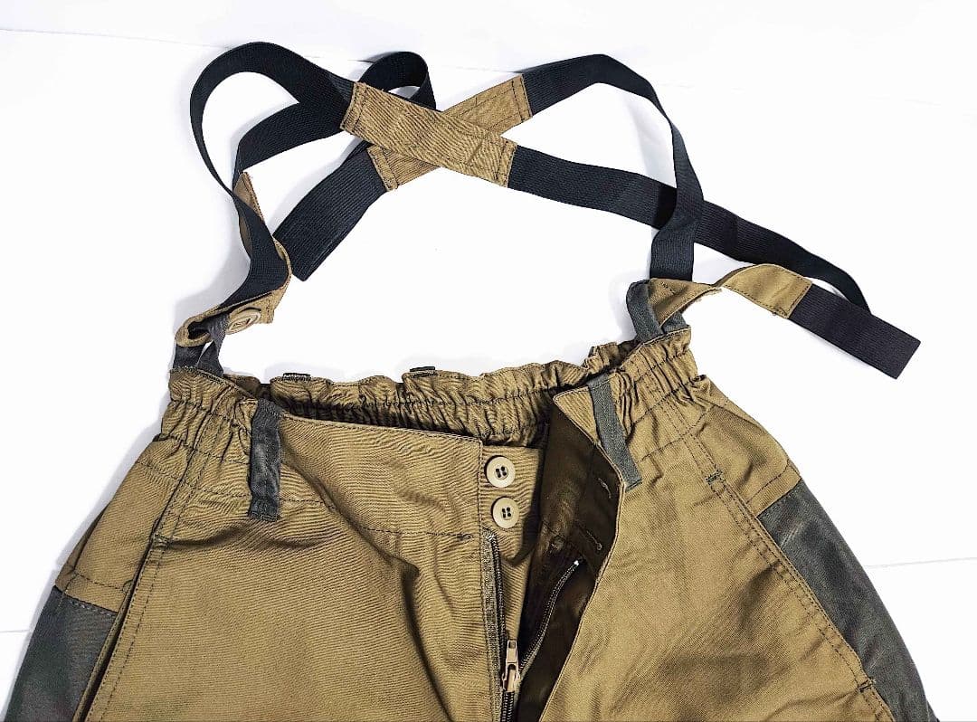 ザリガメ　カーキ色の上下セット、サイズ52-54（3-4）