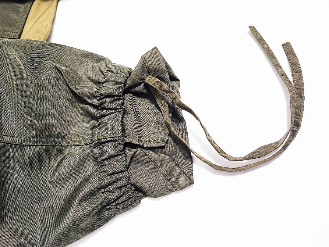 ザリガメ　カーキ色の上下セット、サイズ52-54（3-4）