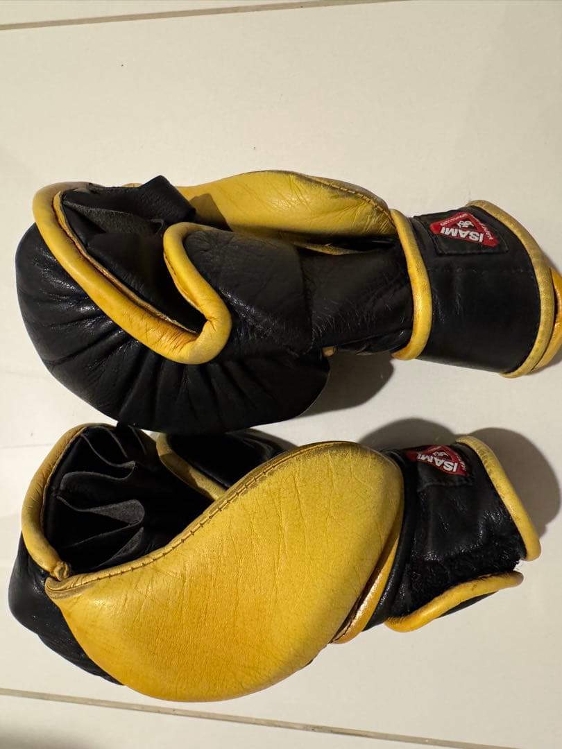 ISAMI パウンドグローブ 黒/黄(金)