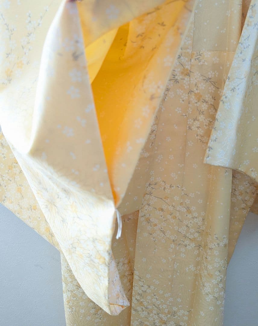 きものやまと誂製 カラー長襦袢 薄黄地に桜 半襟付き