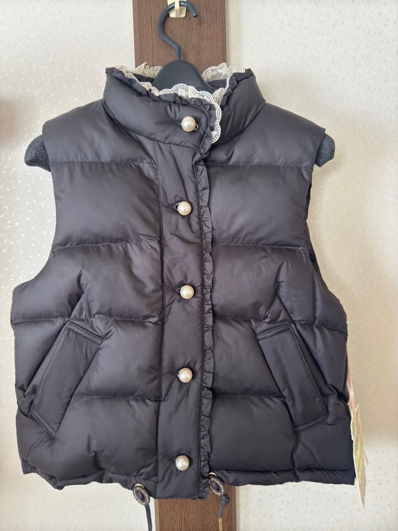 yukiemon、黒 ダウンベスト レース襟付き