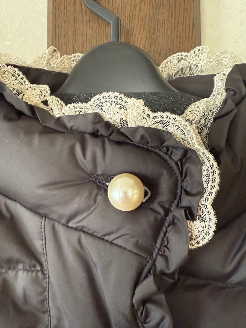 yukiemon、黒 ダウンベスト レース襟付き