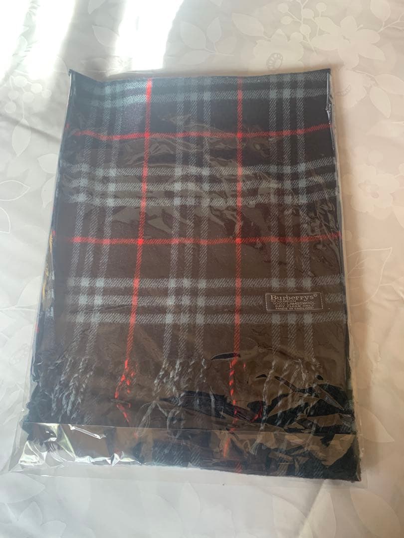 【Burberry】【新品未使用】かわいいチェック柄マフラー ラムズウール