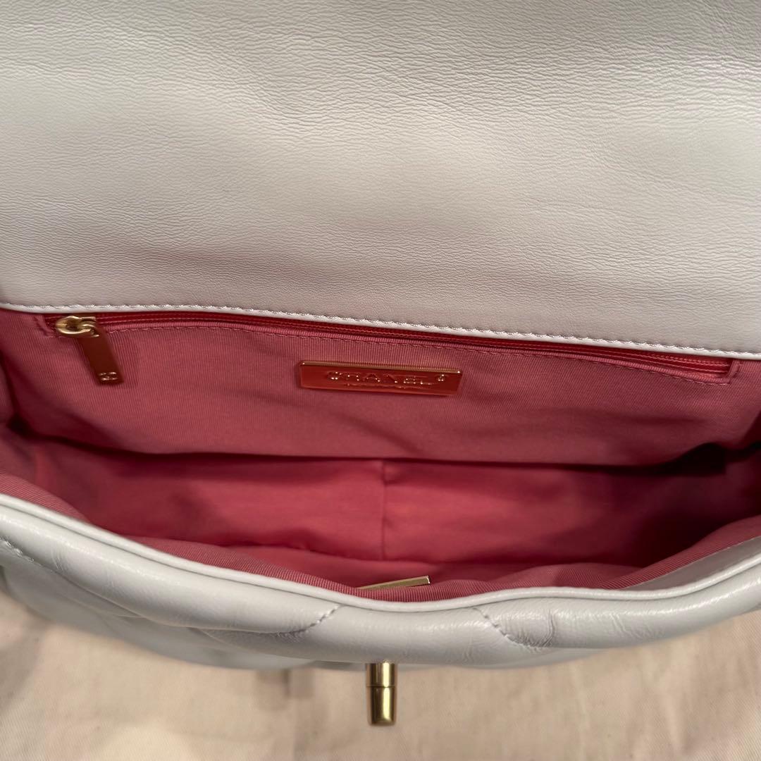 CHANEL(シャネル)CHANEL19 ホワイト ショルダーバッグ