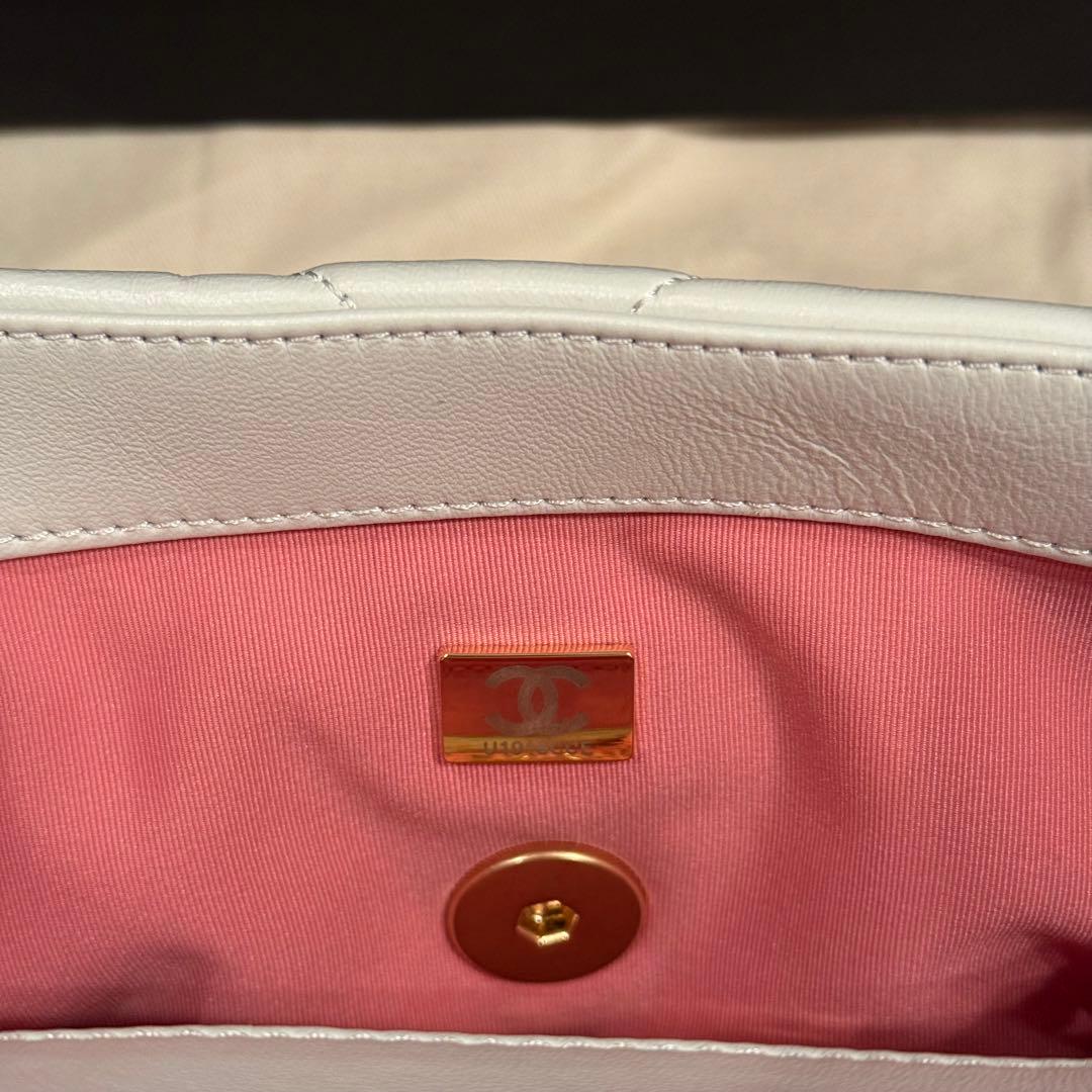 CHANEL(シャネル)CHANEL19 ホワイト ショルダーバッグ
