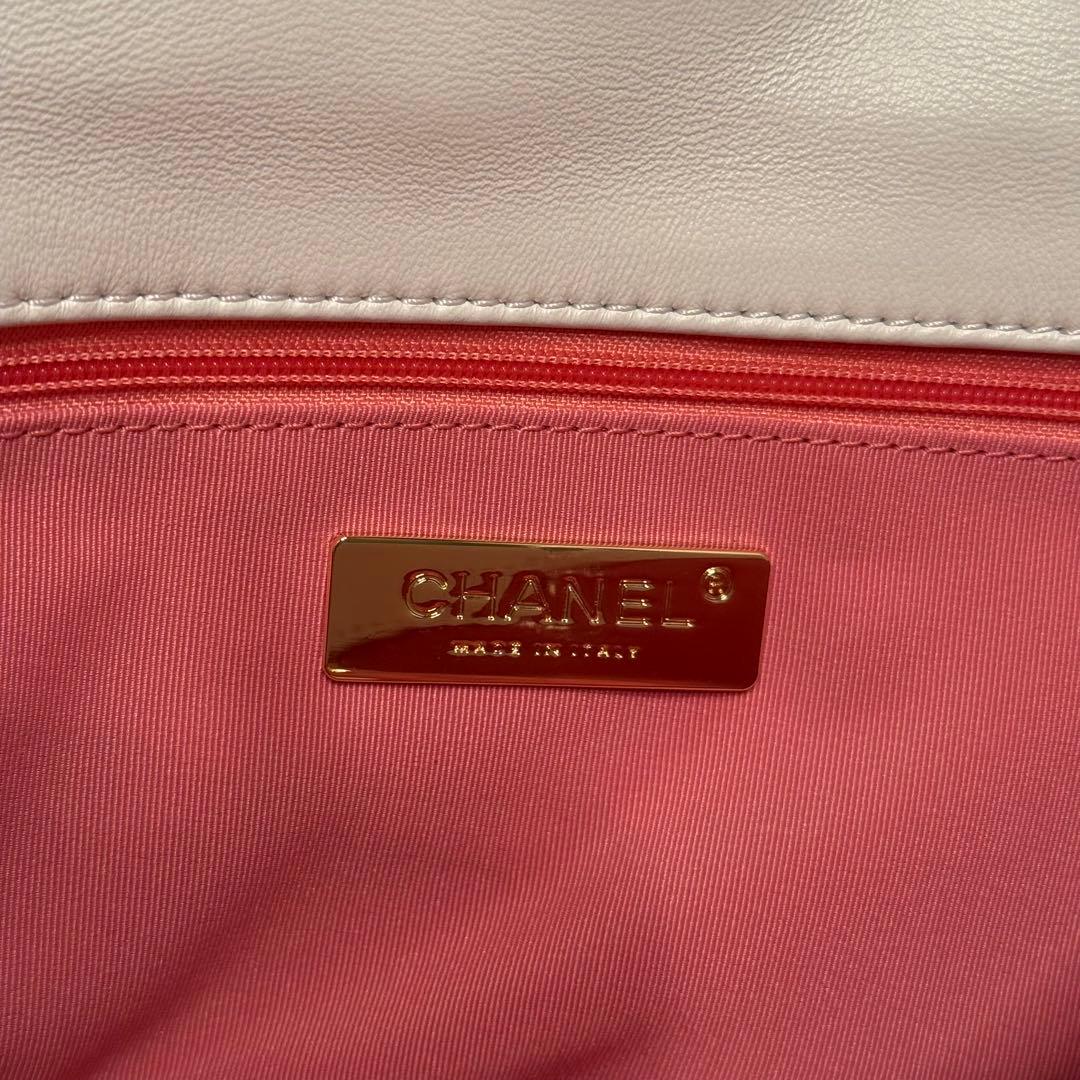 CHANEL(シャネル)CHANEL19 ホワイト ショルダーバッグ