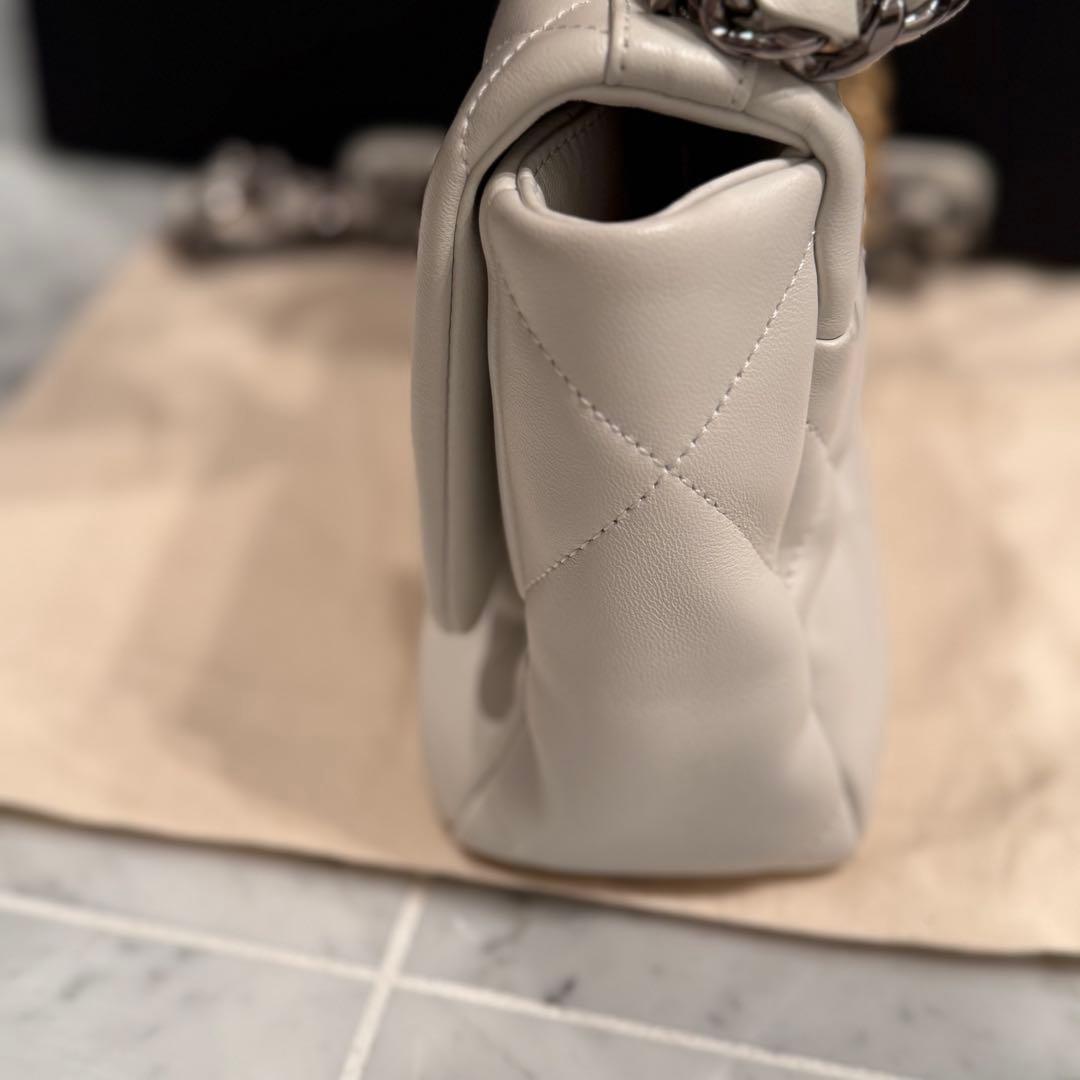 CHANEL(シャネル)CHANEL19 ホワイト ショルダーバッグ