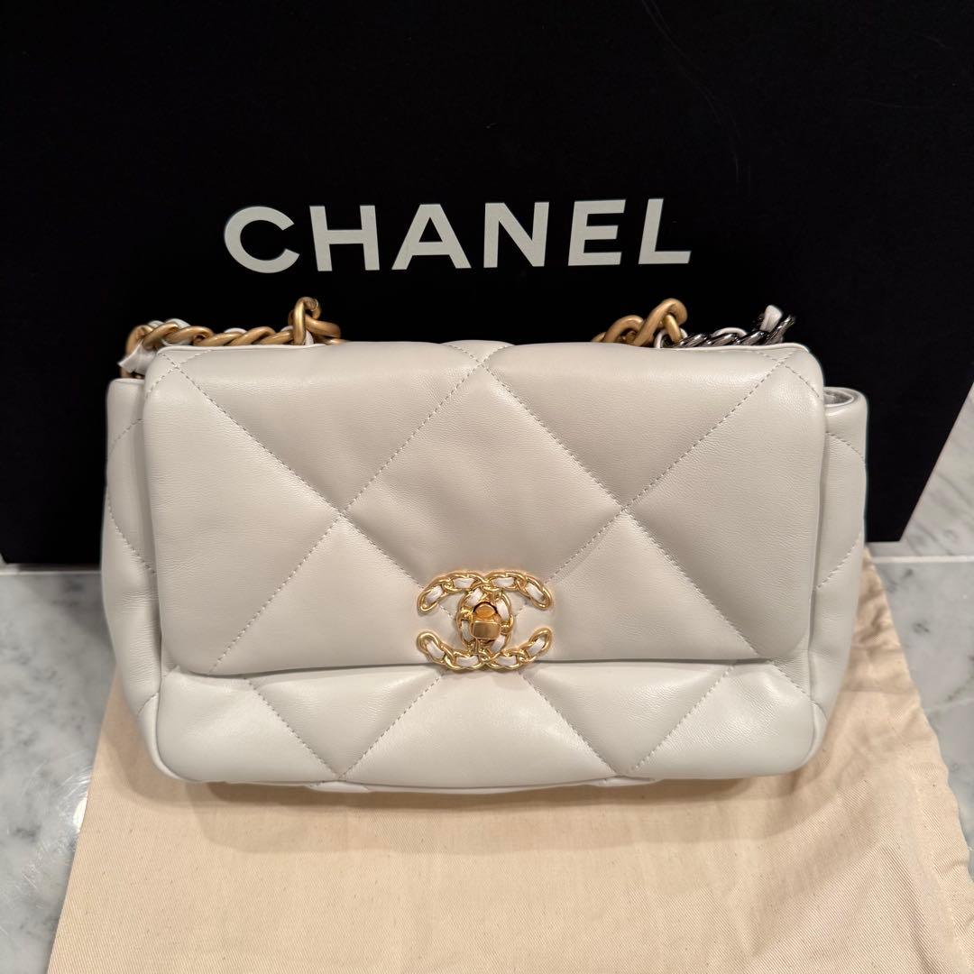 CHANEL(シャネル)CHANEL19 ホワイト ショルダーバッグ