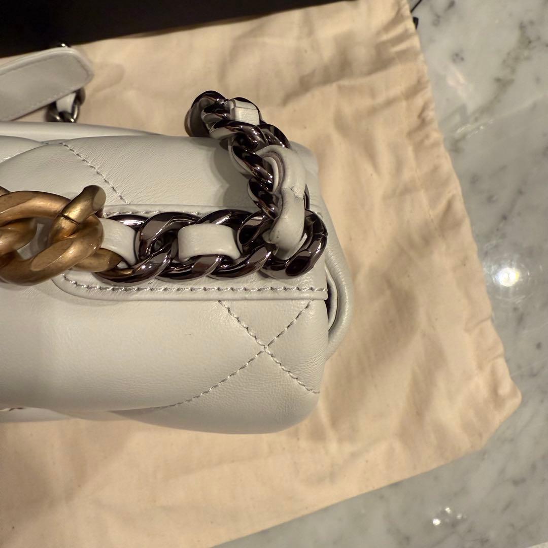 CHANEL(シャネル)CHANEL19 ホワイト ショルダーバッグ