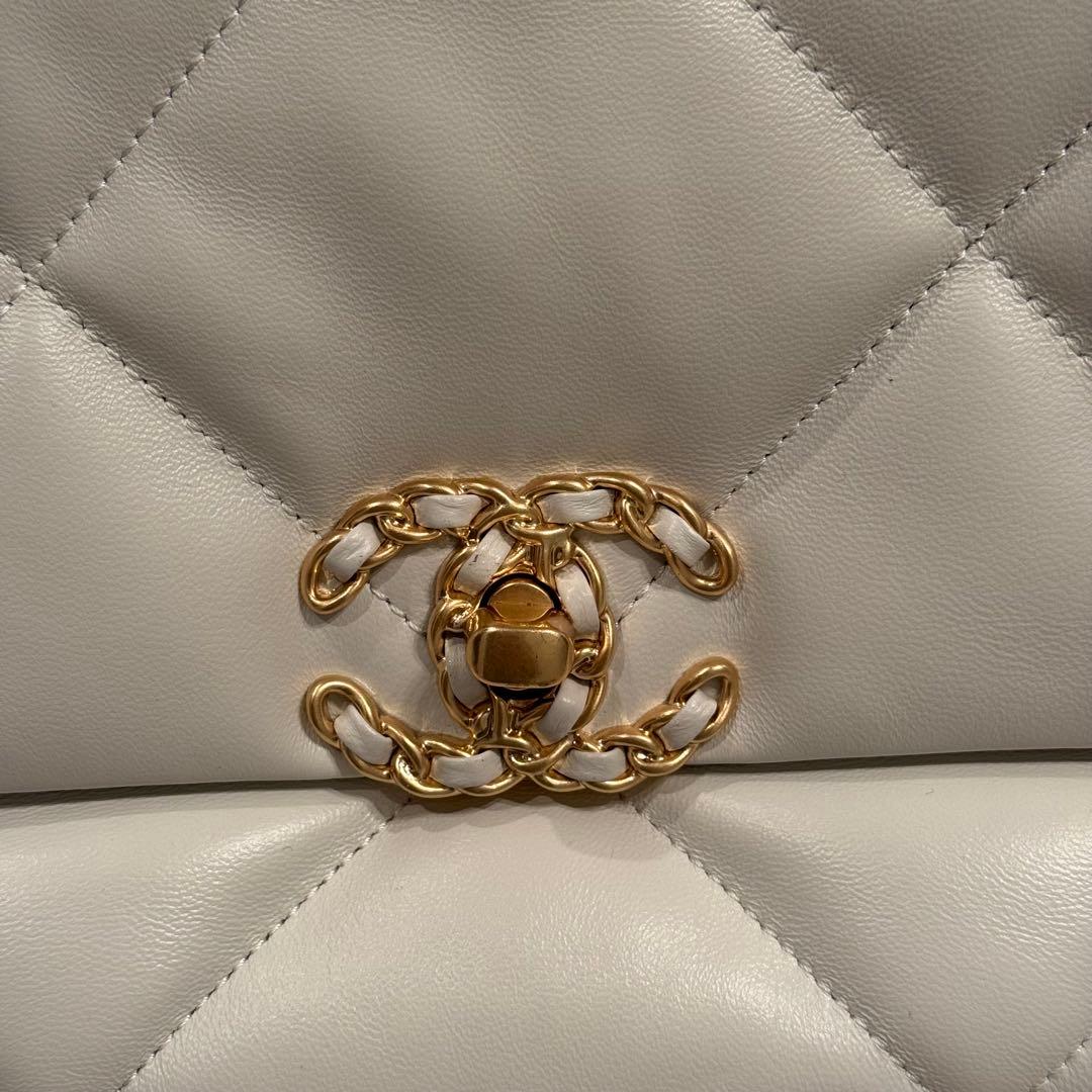 CHANEL(シャネル)CHANEL19 ホワイト ショルダーバッグ