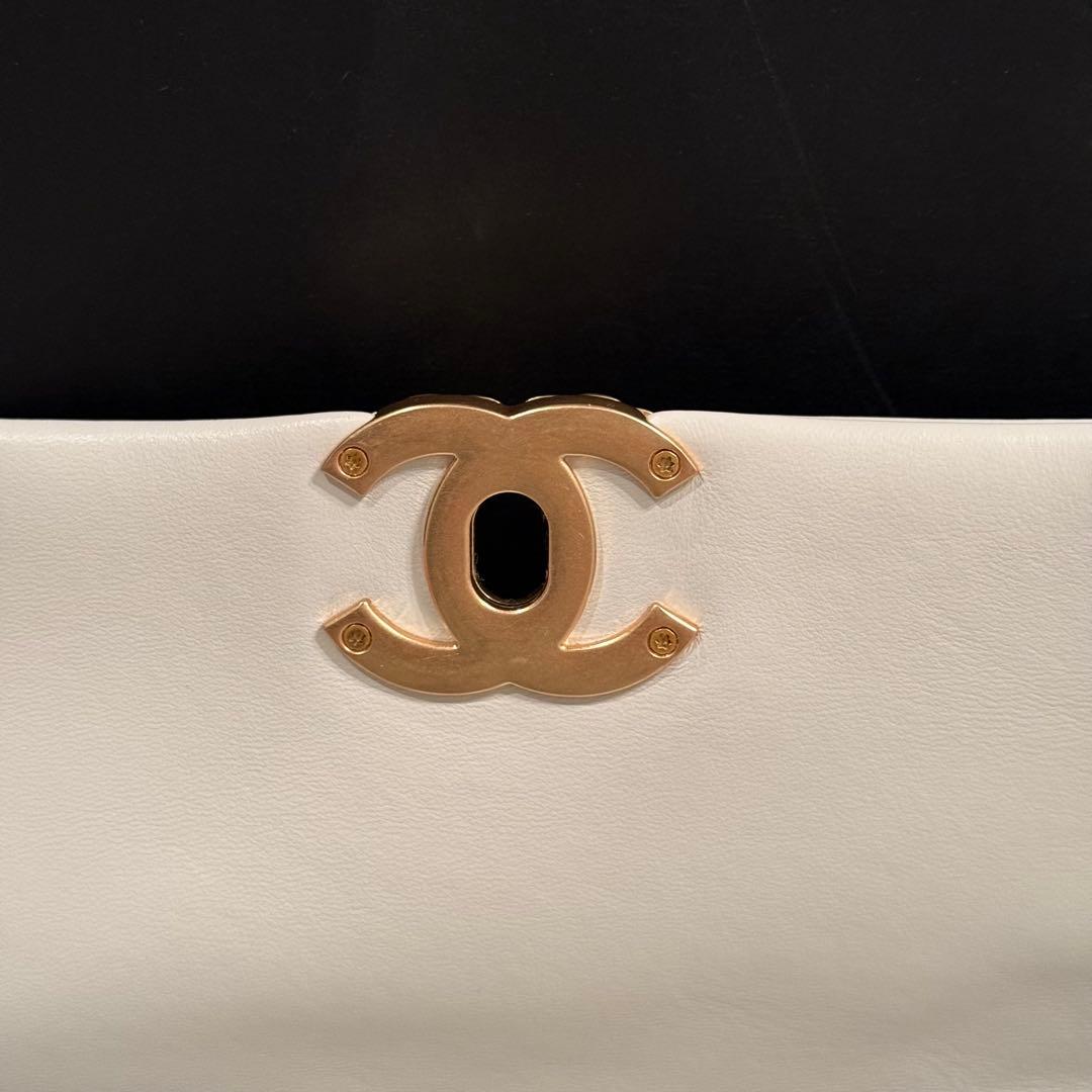 CHANEL(シャネル)CHANEL19 ホワイト ショルダーバッグ