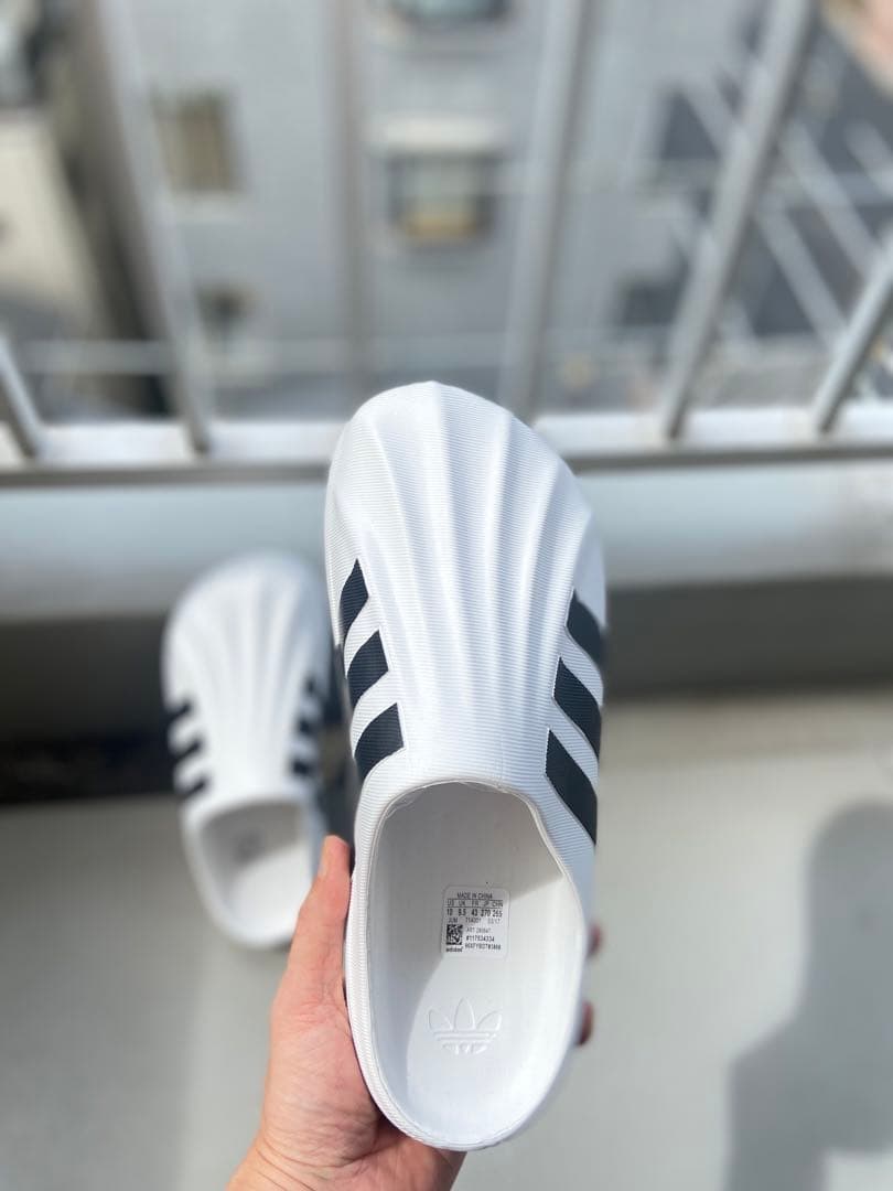 アディダスadidasサンダル　スリッパ43(270cm)