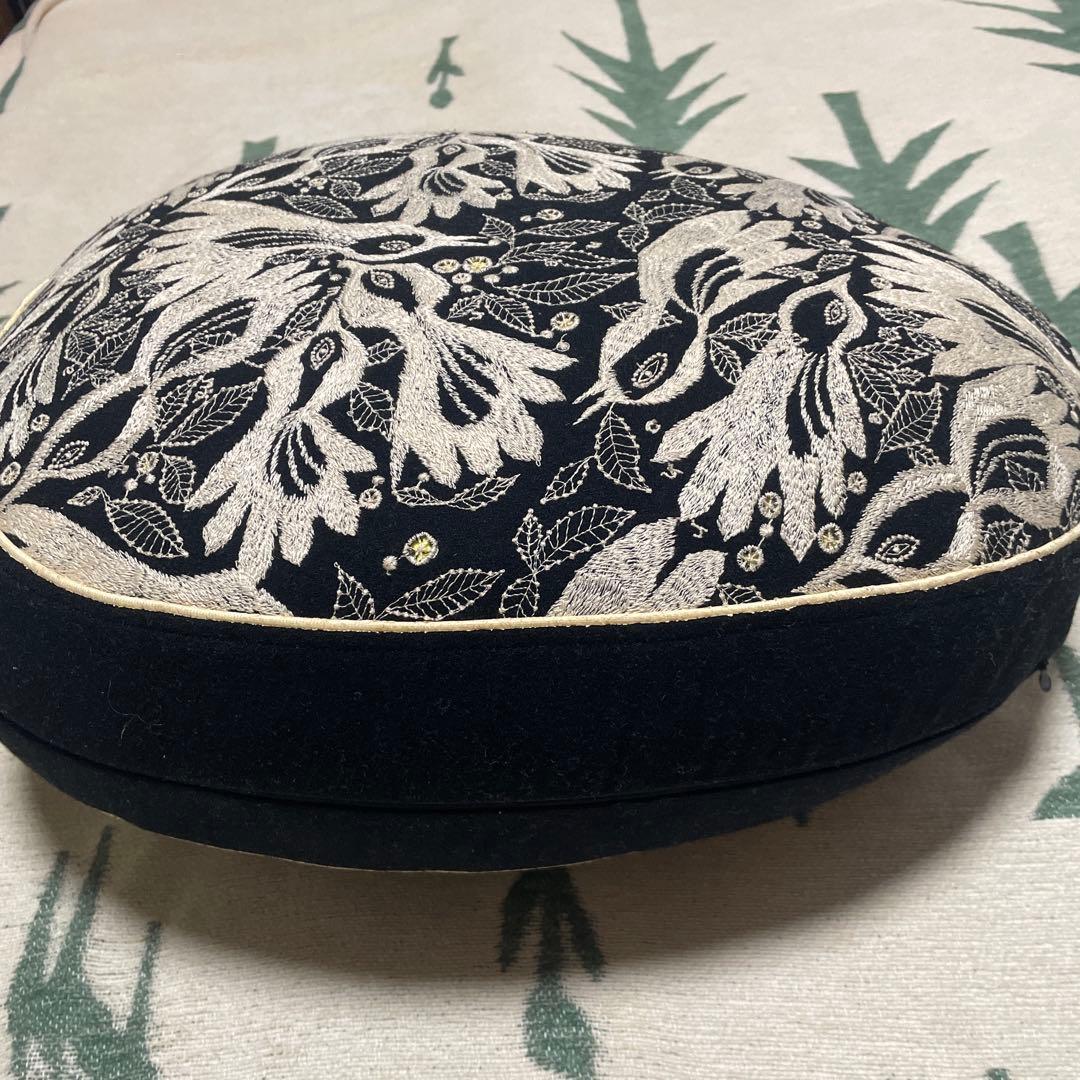 大幅値下げ　ミナペルホネン　エッグクッション　carnival ブラック