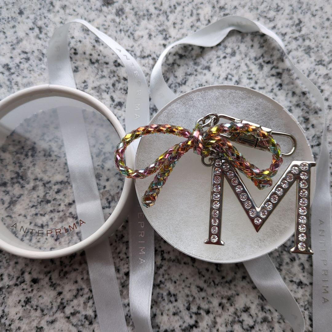 新品未使用　ANTEPRIMA Mイニシャルチャーム ストーン付き