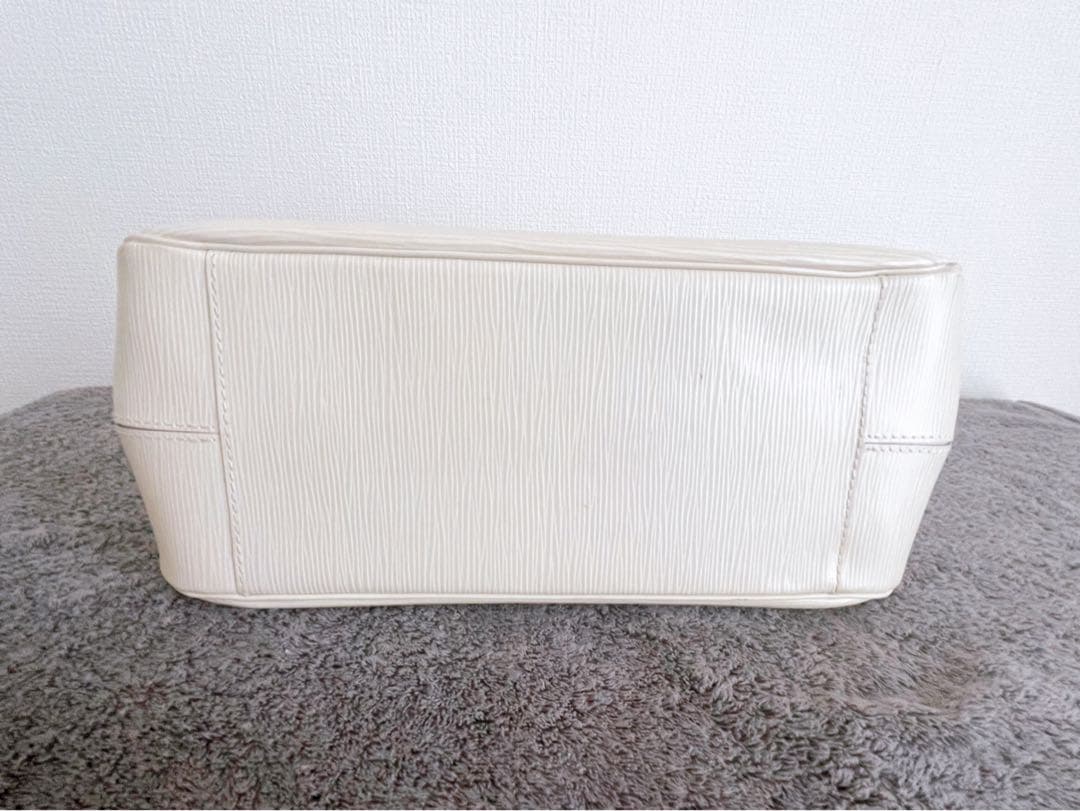 LOUIS VUITTON ルイヴィトン パッシィPM エピ 白 M5926J