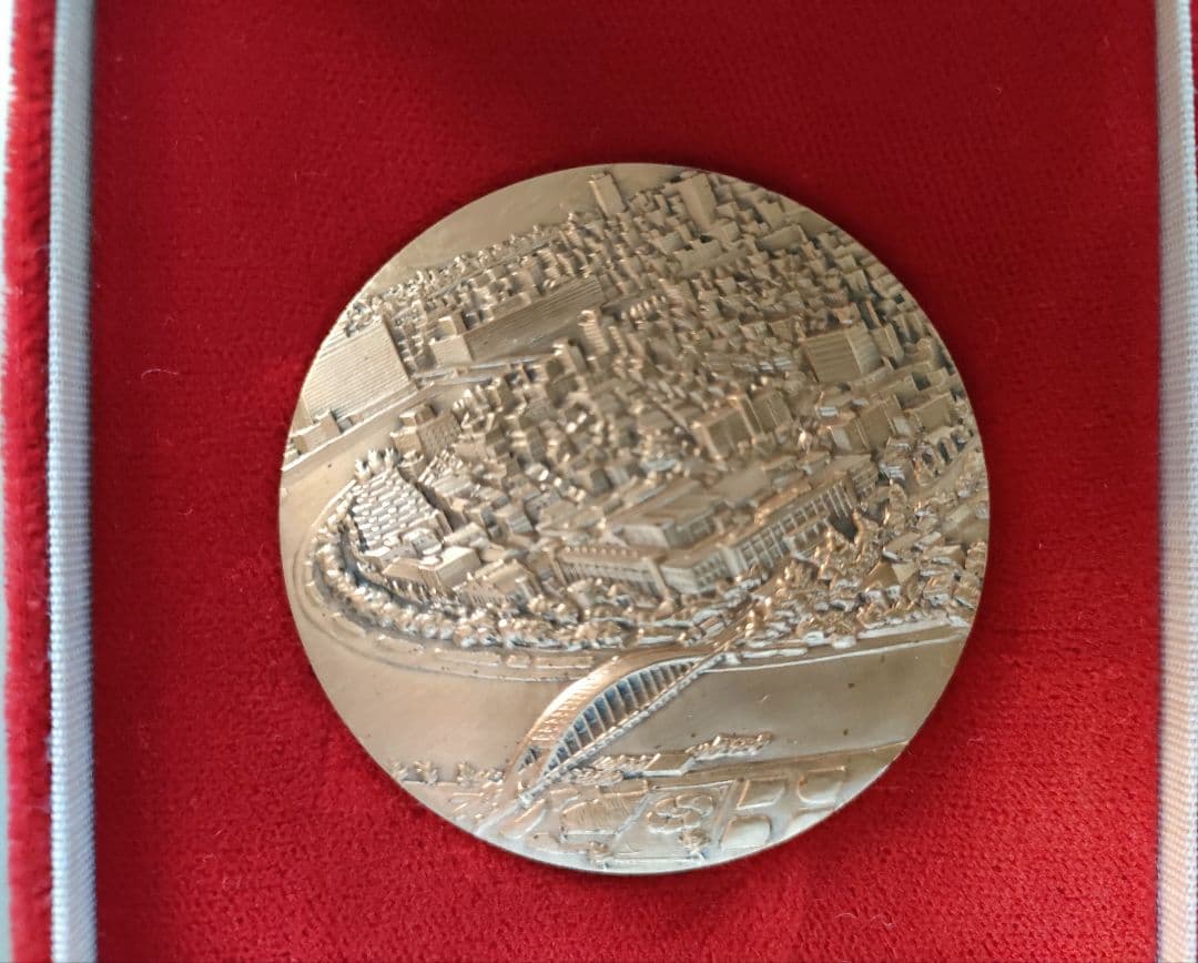 メダル　文鎮　など　ケースあり　計8枚