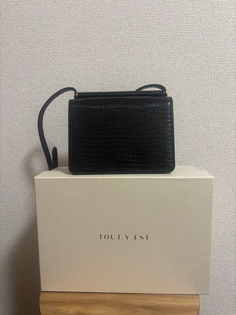 トゥティエ　ポメルミニバッグ　TOUT Y EST 黒 ショルダーバッグ