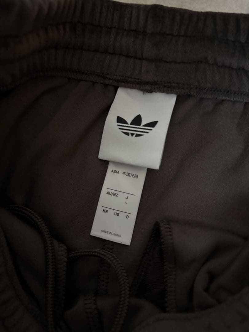 adidas トラックパンツ ベロア