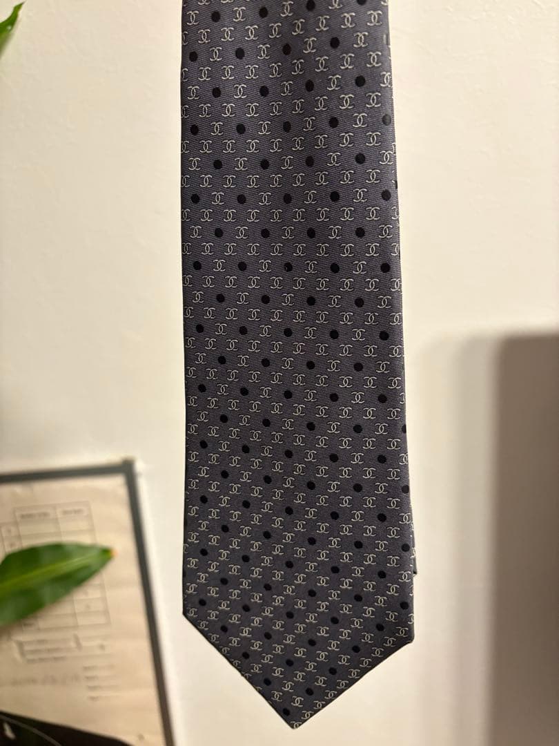 CHANEL ロゴ柄　グレー ネクタイ
