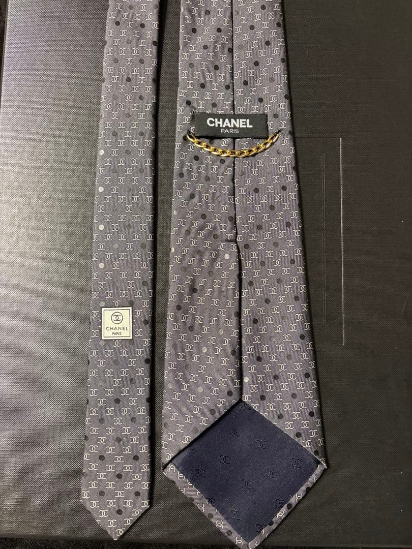 CHANEL ロゴ柄　グレー ネクタイ