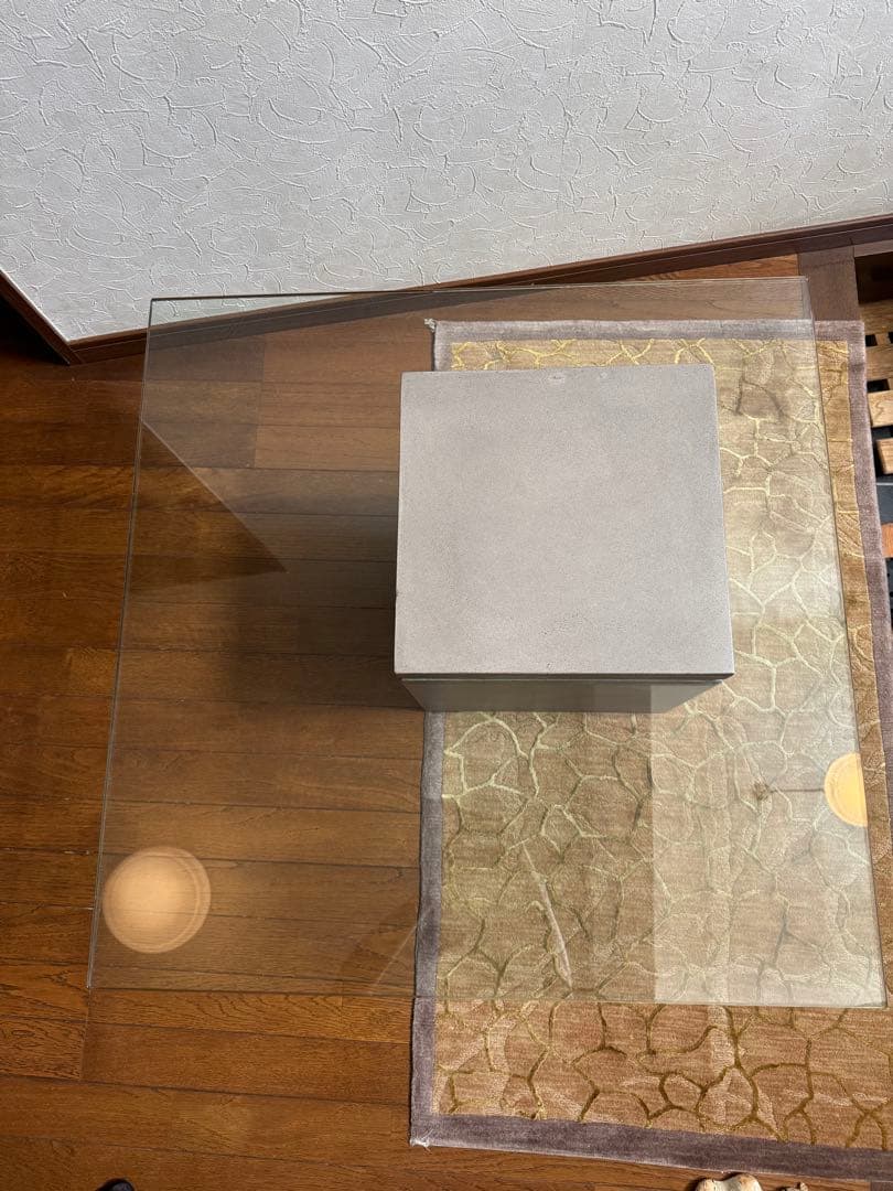 送料込み　moda en casa フライングテーブル ガラス コンクリート