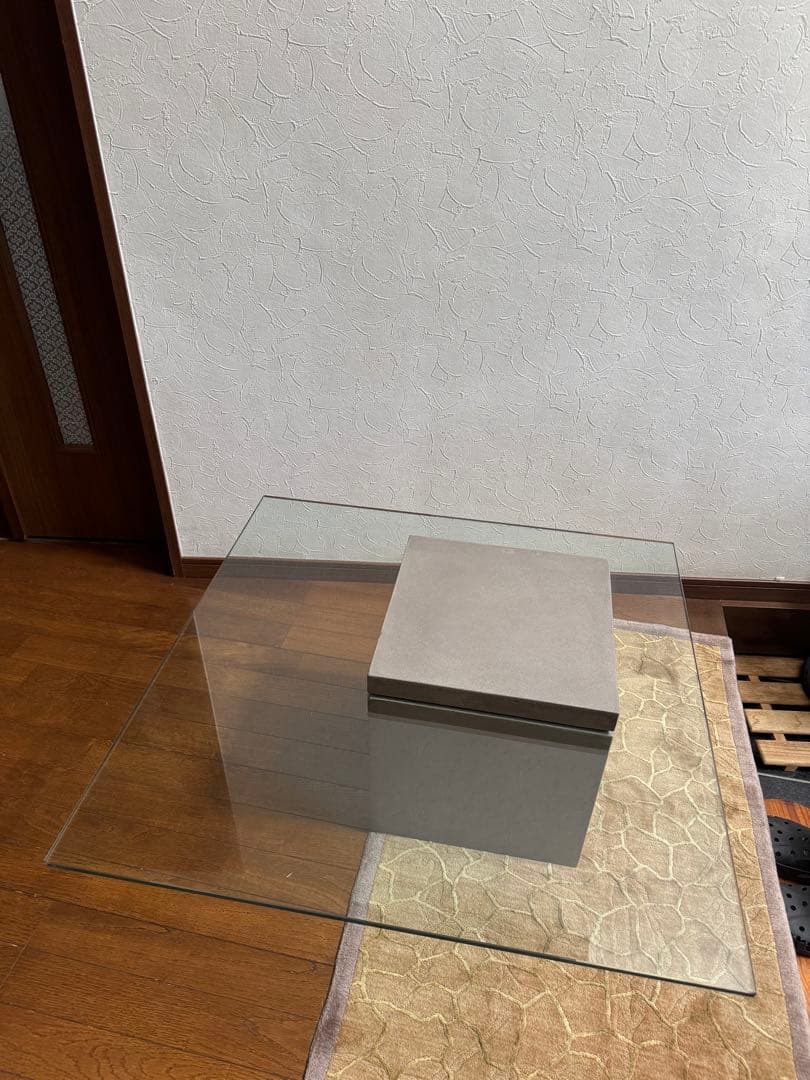 送料込み　moda en casa フライングテーブル ガラス コンクリート