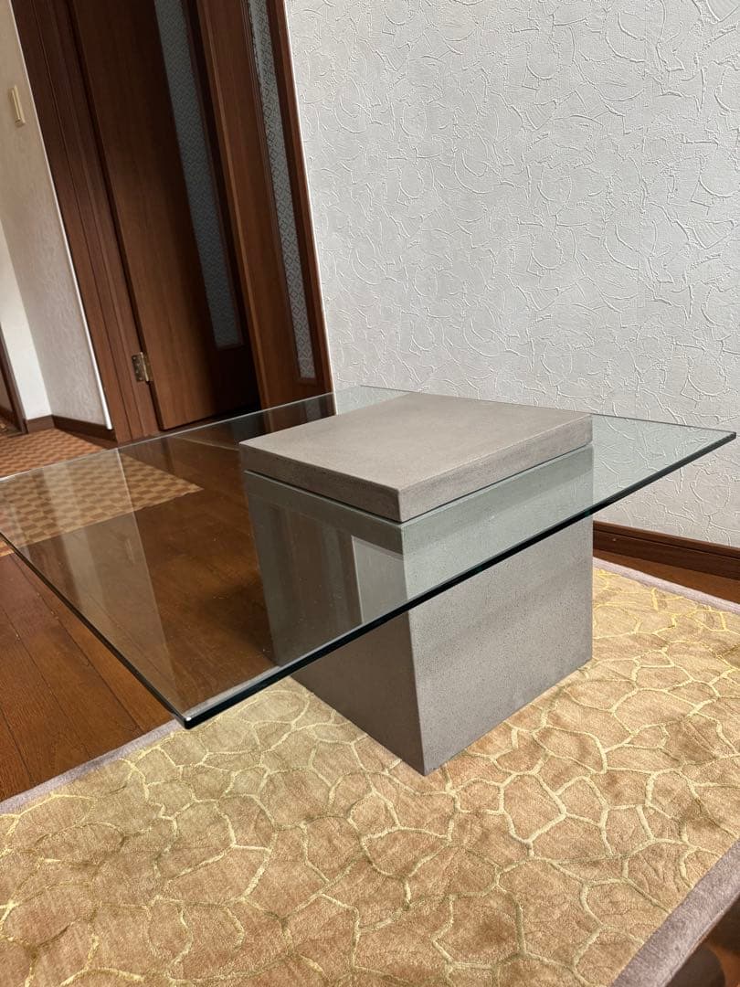 送料込み　moda en casa フライングテーブル ガラス コンクリート