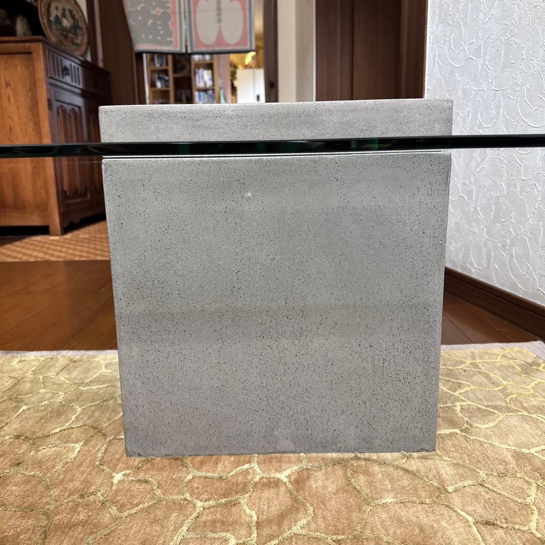 送料込み　moda en casa フライングテーブル ガラス コンクリート