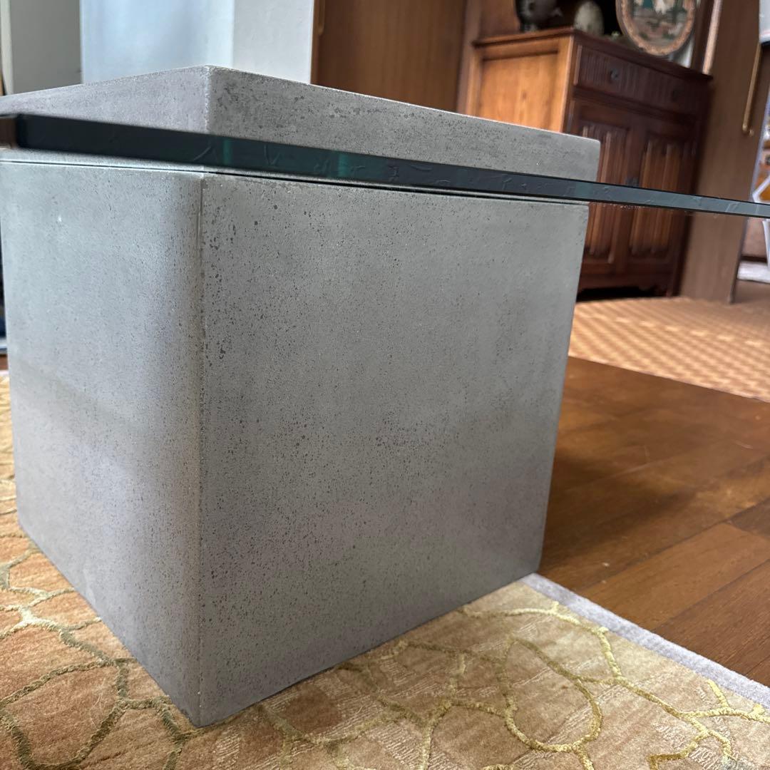 送料込み　moda en casa フライングテーブル ガラス コンクリート