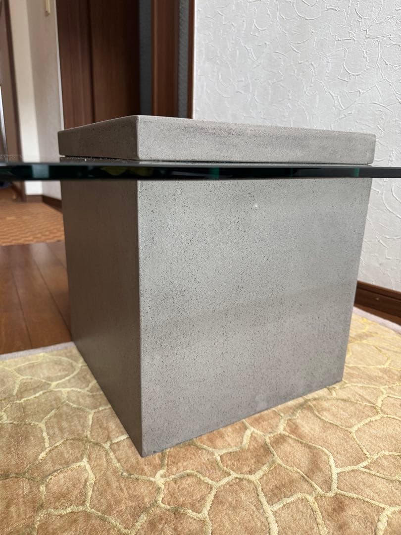 送料込み　moda en casa フライングテーブル ガラス コンクリート