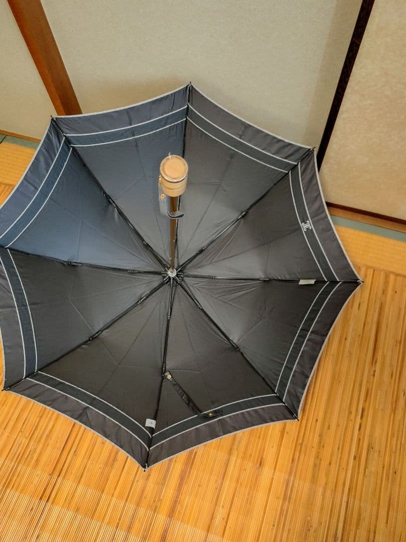 新品未使用セリーヌ、晴雨兼用折りたたみ傘 黒とベージュツートンカラー 男女兼用