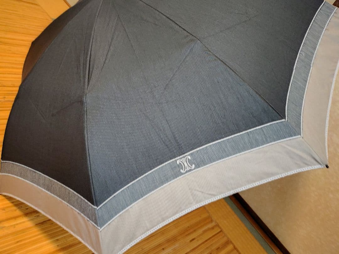 新品未使用セリーヌ、晴雨兼用折りたたみ傘 黒とベージュツートンカラー 男女兼用