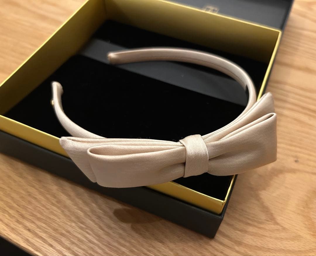 アレクサンドルドゥパリ サテンリボンカチューシャ ベージュ　巾着付