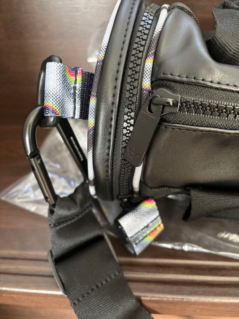 アディダスオリジナルス ミニ ダッフルバッグ パブロ・ヴィター コラボ