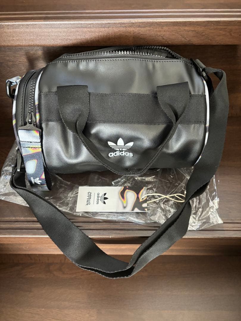 アディダスオリジナルス ミニ ダッフルバッグ パブロ・ヴィター コラボ